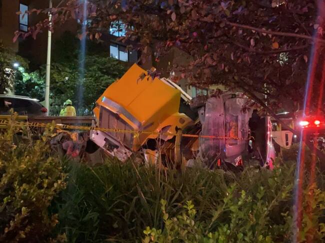 Grave accidente en Bogotá: volqueta embistió varios vehículos y cayó sobre otros dos