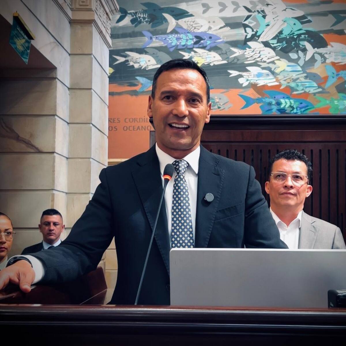 Entre acusaciones y reclamos de respeto: Ministro de Defensa enfrenta moción de censura