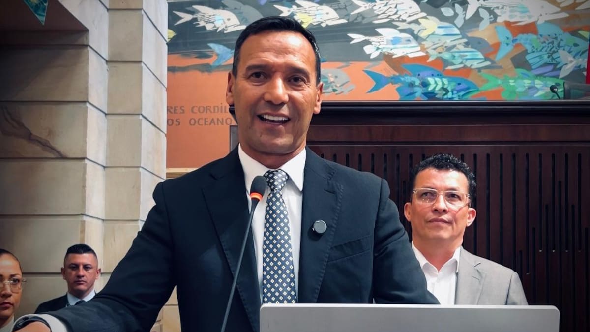 Entre acusaciones y reclamos de respeto: Ministro de Defensa enfrenta moción de censura