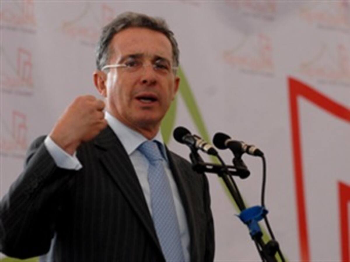 De manera reservada se está negociando restablecimiento de relaciones con Ecuador: Uribe