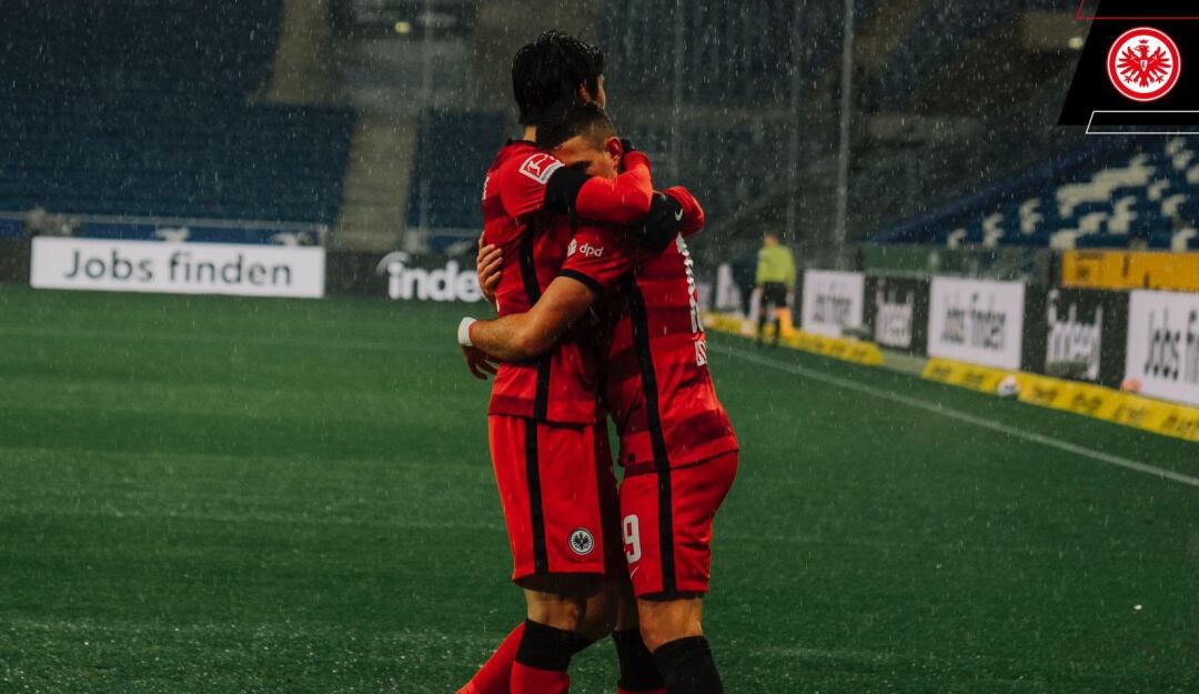 Rafael Santos Borré festeja su cuarto tanto en la temporada con el Frankfurt.