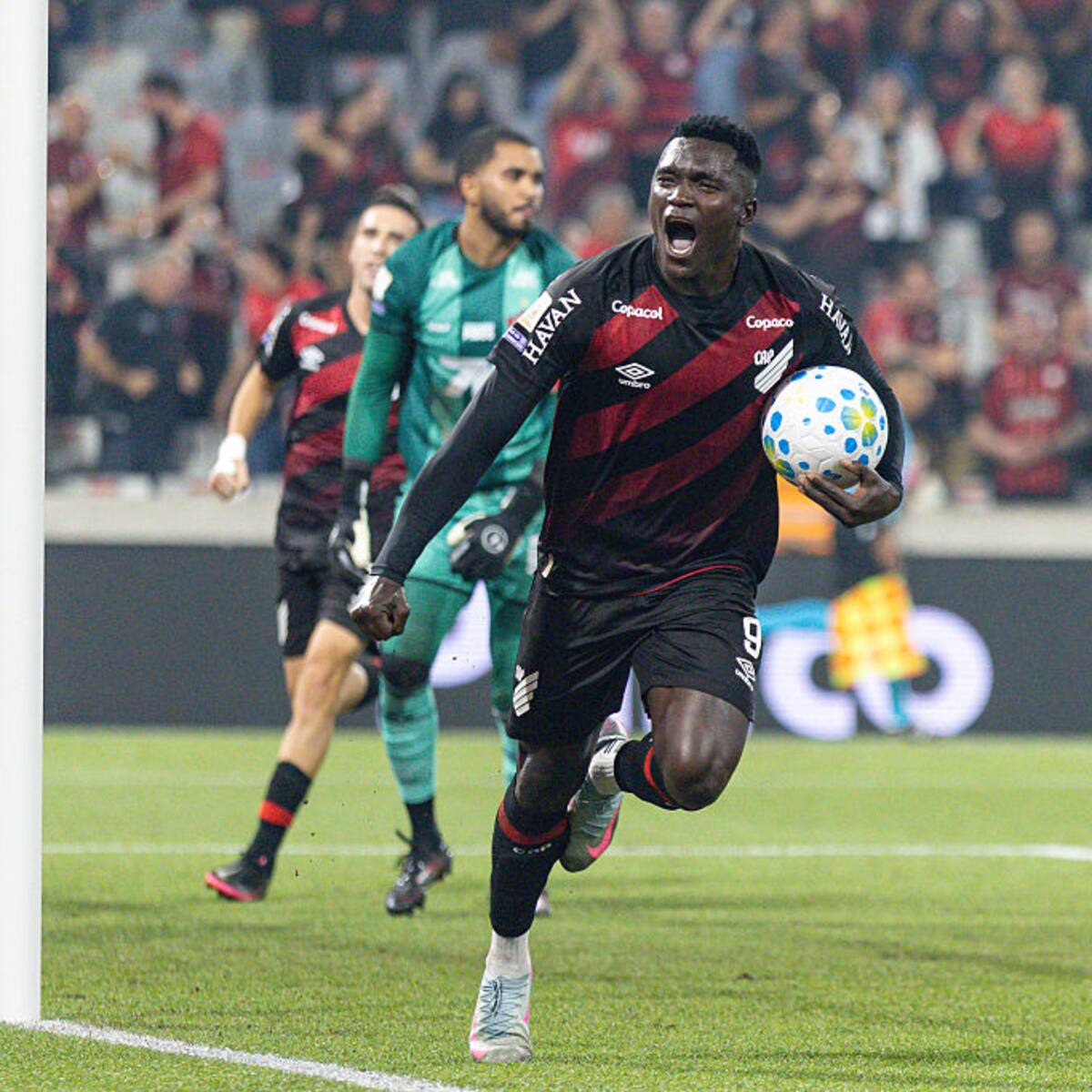 Kevin Viveros, intratable en Paranaense: hizo doblete y lidera tabla de máximos goleadores en Brasil