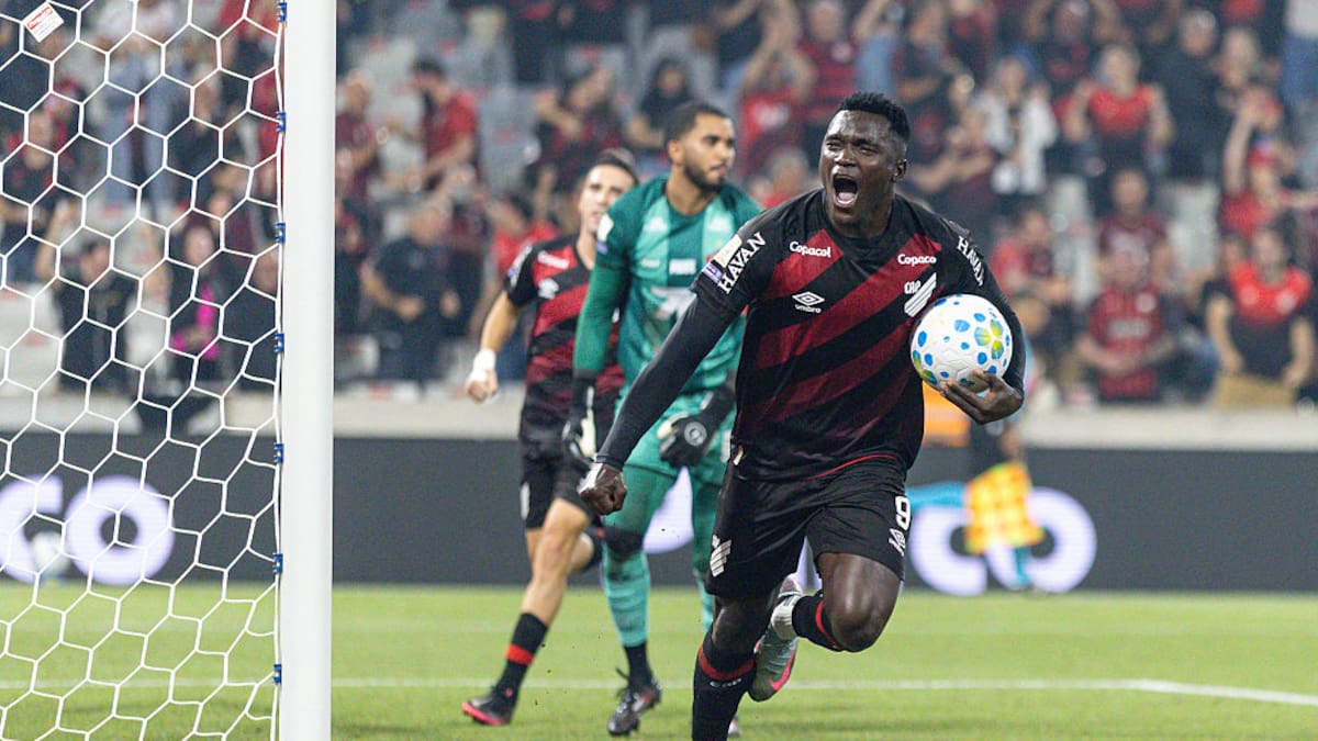 Kevin Viveros, intratable en Paranaense: hizo doblete y lidera tabla de máximos goleadores en Brasil