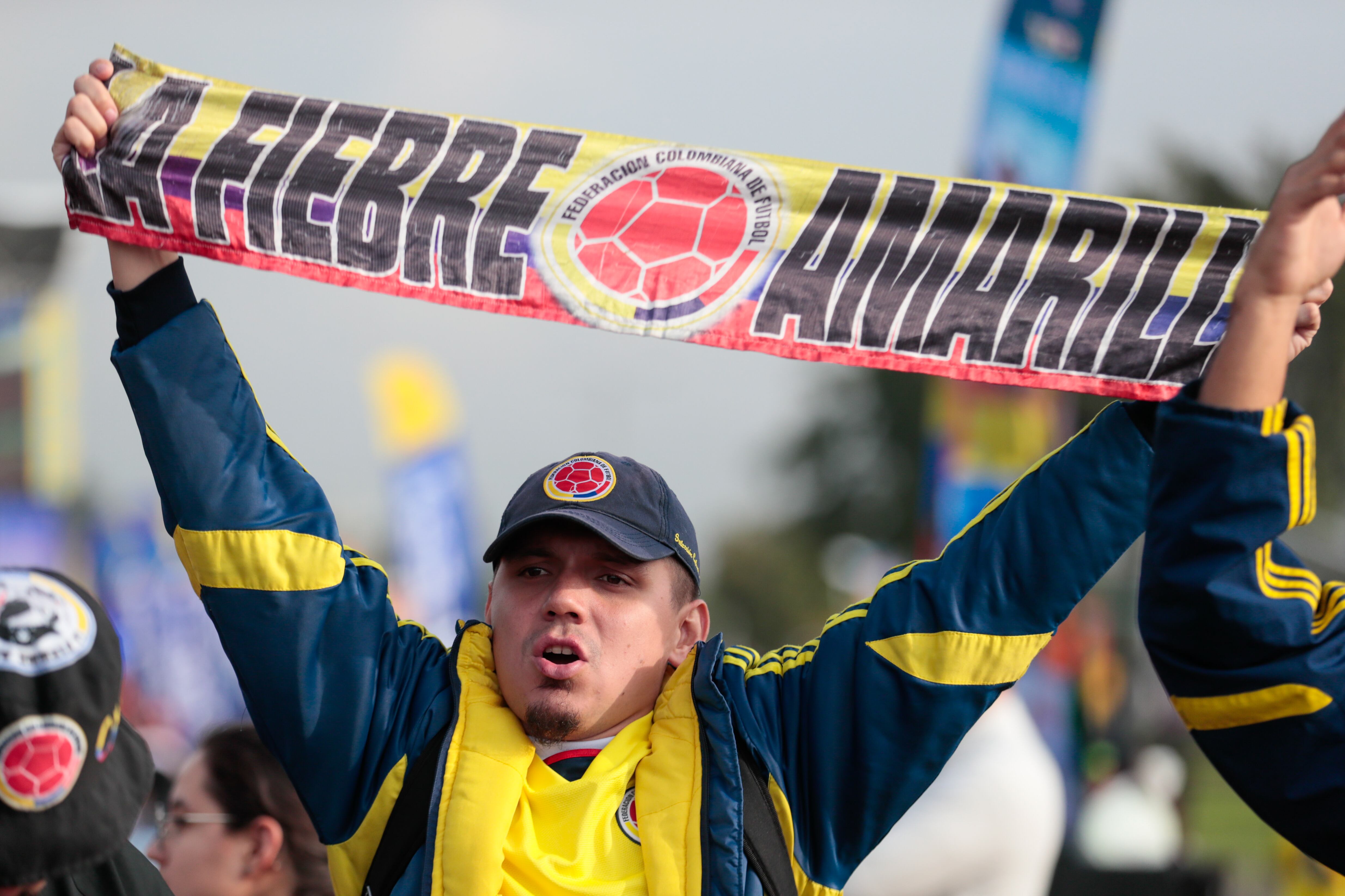 BOG400. BOGOTÁ (COLOMBIA), 28/06/2024.- Un aficionado de la selección colombiana de fútbol anima durante la transmisión del partido ante Costa Rica correspondiente a la Copa América 2024, este viernes en el parque Simón Bolívar en (Colombia). EFE/ Carlos Ortega
