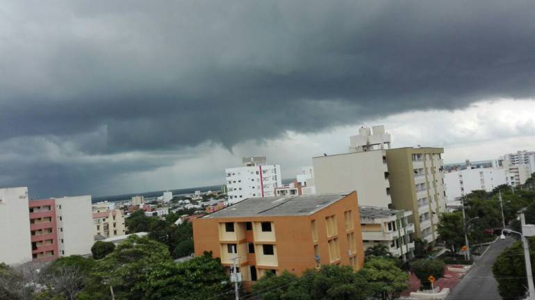 Así se veía el cielo barranquillero el mediodía de este martes.