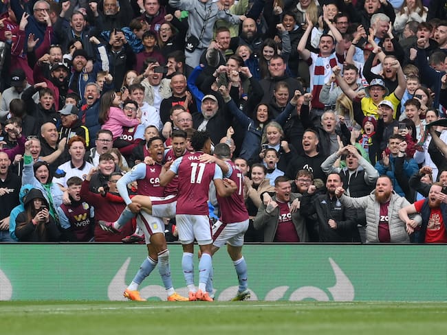 Los jugadores del Aston Villa festejan uno de los tres goles ante el Newcastle United. (Photo by Shaun Botterill/Getty Images)