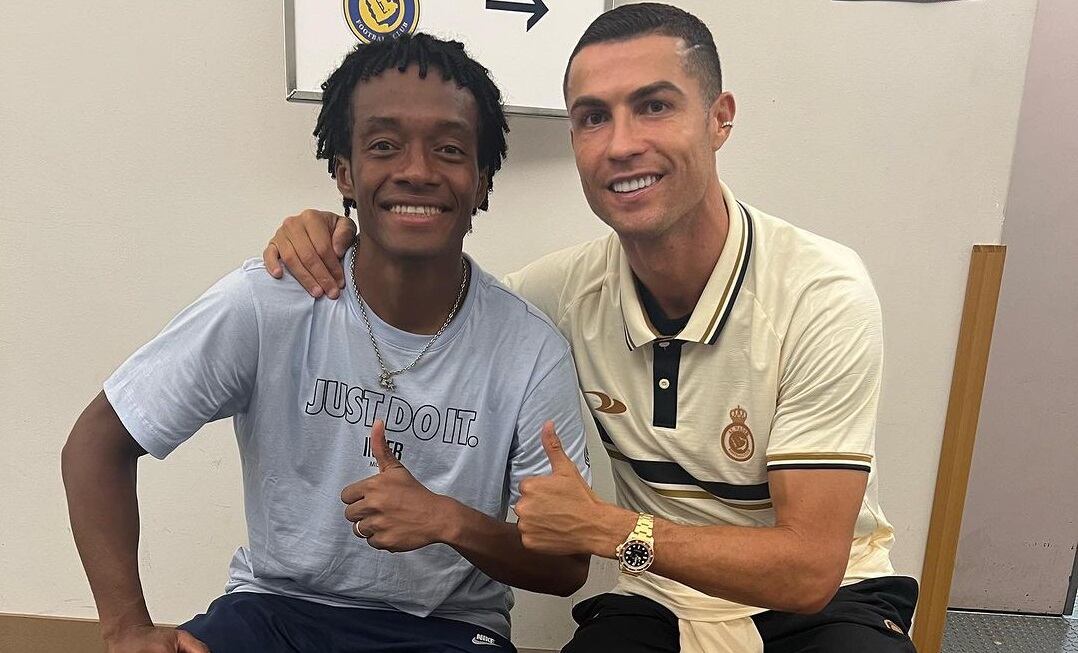 Juan Guillermo Cuadrado y Cristiano Ronaldo luego del partido entre Inter de Milán y Al-Nassr / Foto: