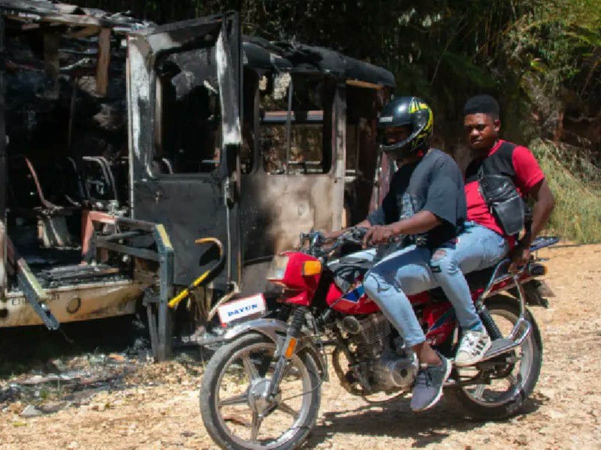 Jefe de banda en Haití amenaza con matar a rehenes un día después de masacre de 47 personas