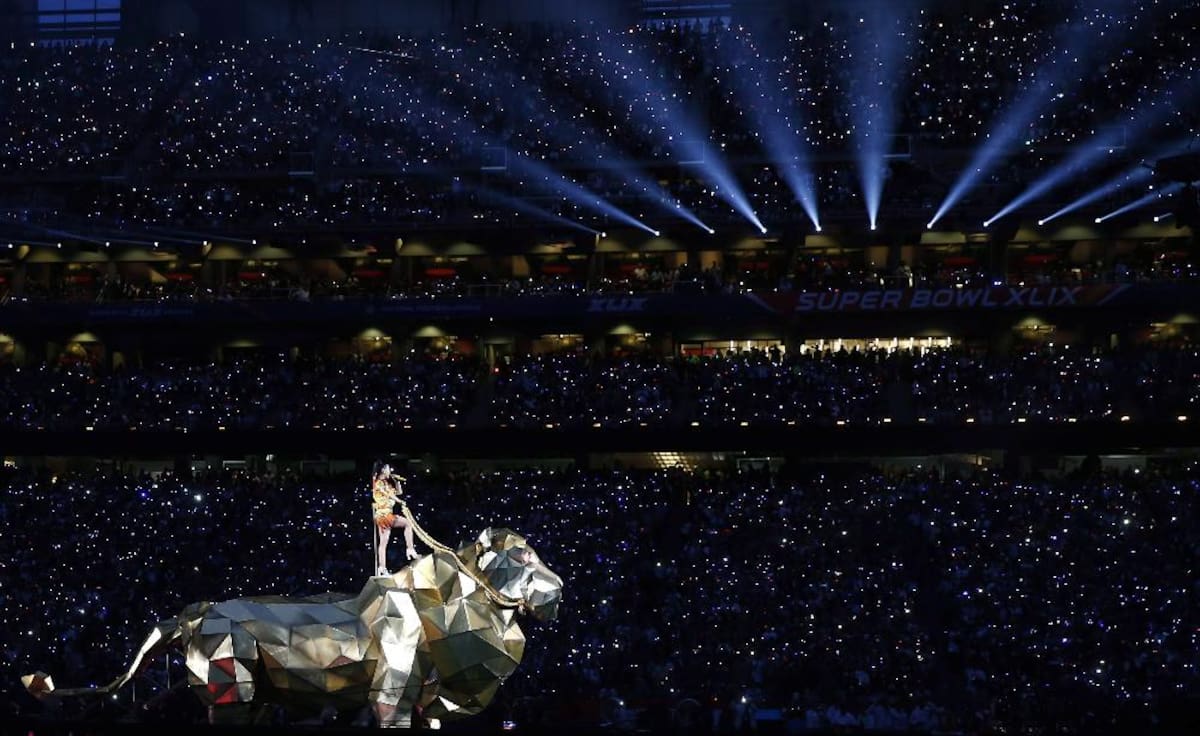 La cantante californiana mantuvo encendido el University of Phoenix Stadium en su actuación en el descanso, después de que los Patriots de Nueva Inglaterra y los Seahawks de Seattle iniciaran el incendio en el campo con una serie de jugadas que a la mitad del Super Bowl estaba empatado a 14-14.