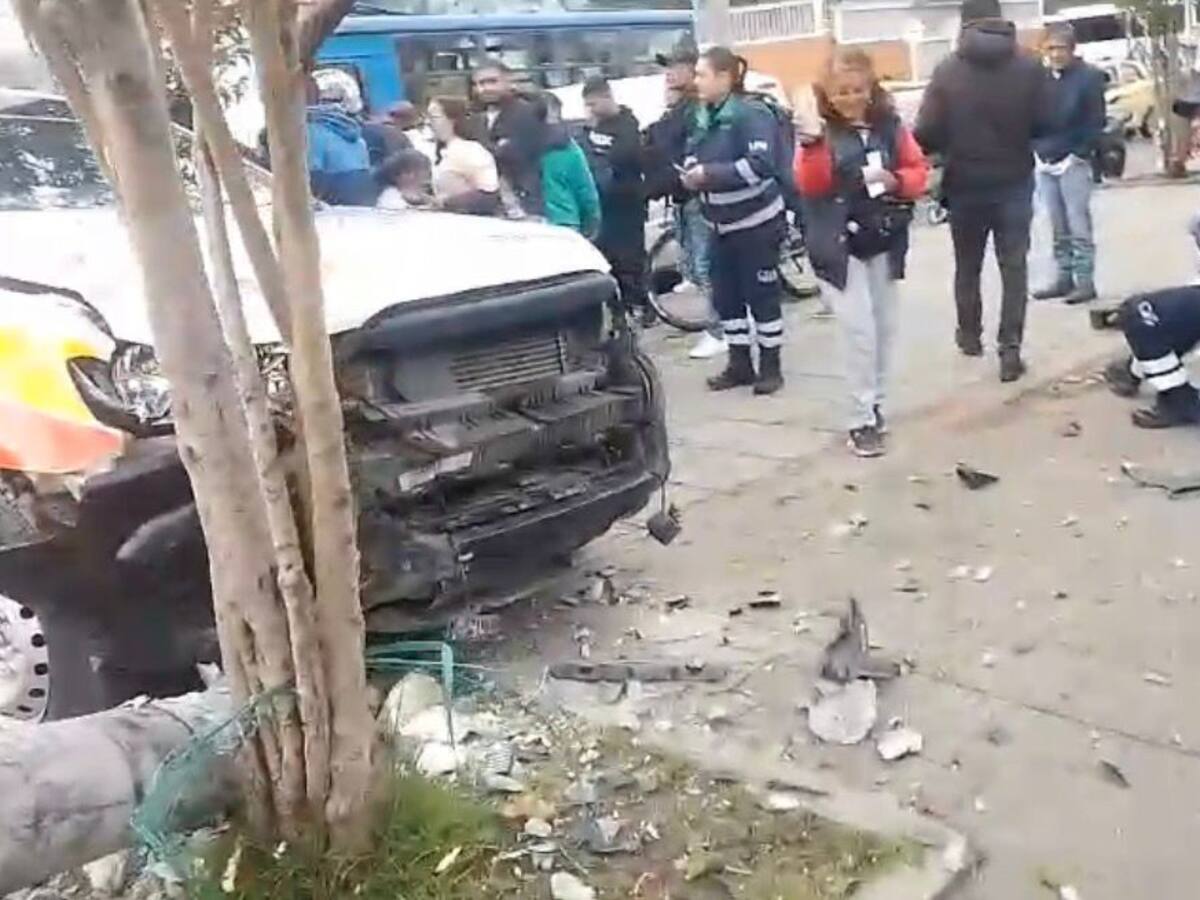 Grave accidente de tránsito frente al Hospital Tunal entre ambulancia y motocicletas: hay 4 heridos