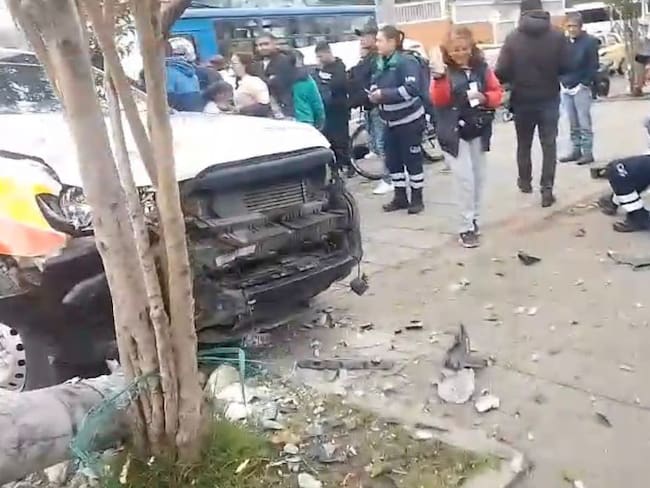 Grave accidente de tránsito frente al Hospital Tunal entre ambulancia y motocicletas: hay 4 heridos