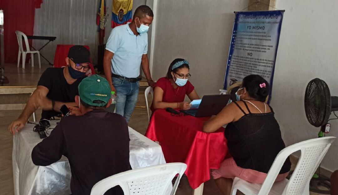 En el punto de atención móvil se despejan dudas a los beneficiarios del programa, así como de Ingreso Solidario, Devolución del IVA y Sisbén.