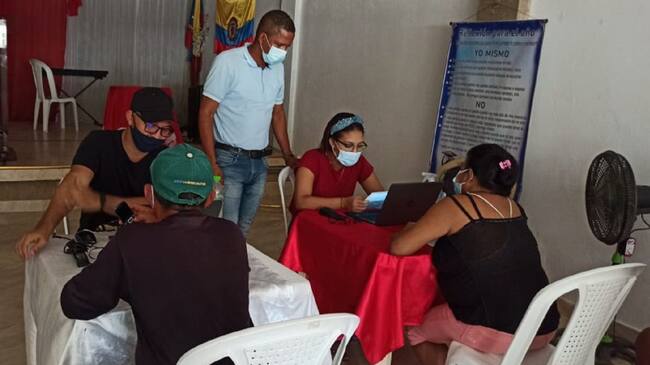 En el punto de atención móvil se despejan dudas a los beneficiarios del programa, así como de Ingreso Solidario, Devolución del IVA y Sisbén.