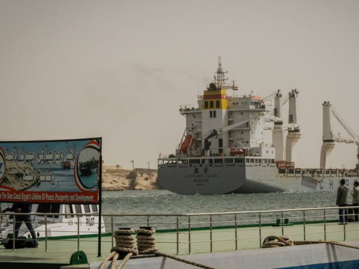 El Canal de Suez suspende temporalmente la navegación por buque varado