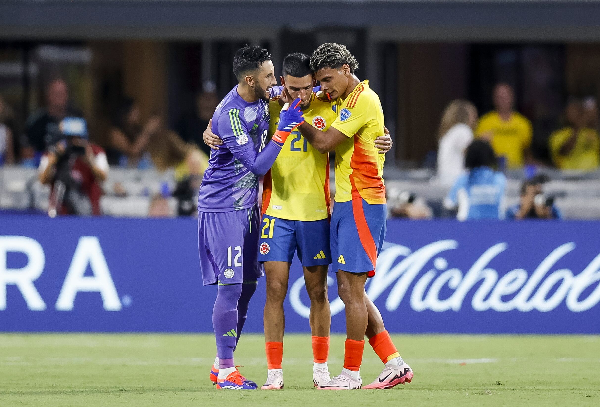 Camilo Vargas, Daniel Muñoz y Richard Ríos durante la Copa América. EFE/EPA/BRIAN WESTERHOLT