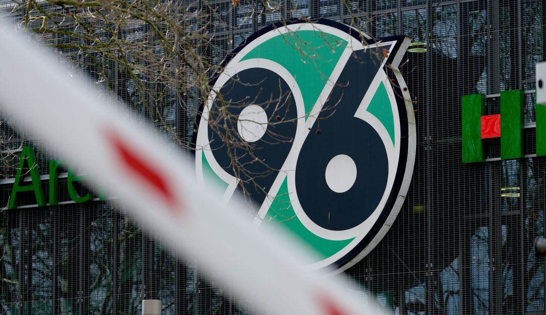 El escudo del Hannover 96, equipo del cual es el futbolista contagiado por coronavirus