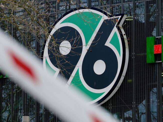 El escudo del Hannover 96, equipo del cual es el futbolista contagiado por coronavirus