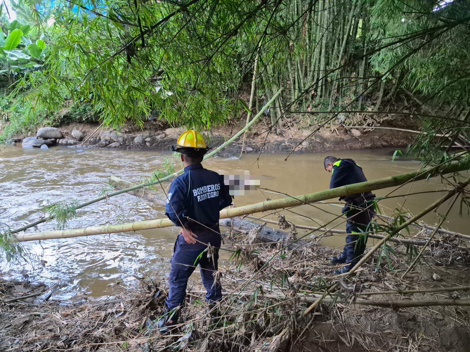 Recuperación del cuerpo sin vida de un hombre en el río Negro. Foto: cortesía. 