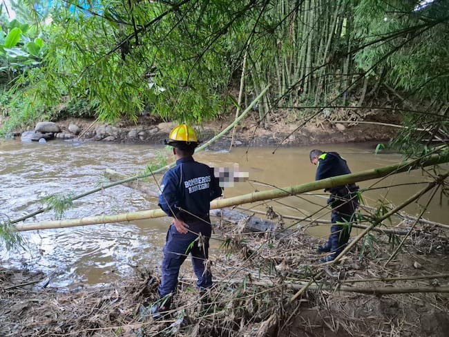 Recuperación del cuerpo sin vida de un hombre en el río Negro. Foto: cortesía.