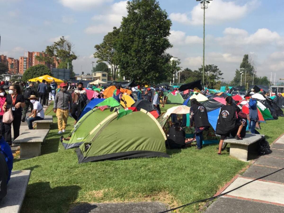 Así viven 7 mil indígenas en el palacio de los deportes de Bogotá