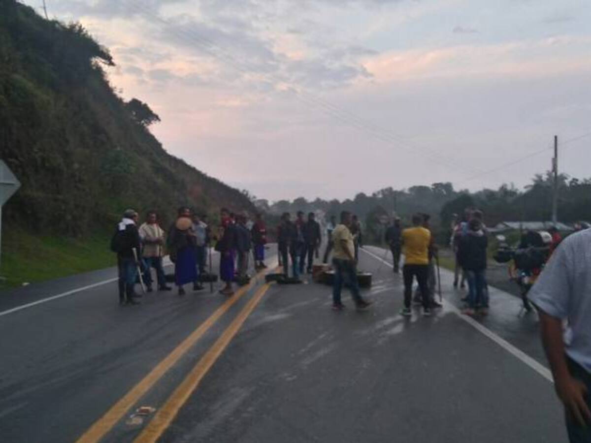 Indígenas guambianos bloquean vía panamericana entre Popayán y Cali