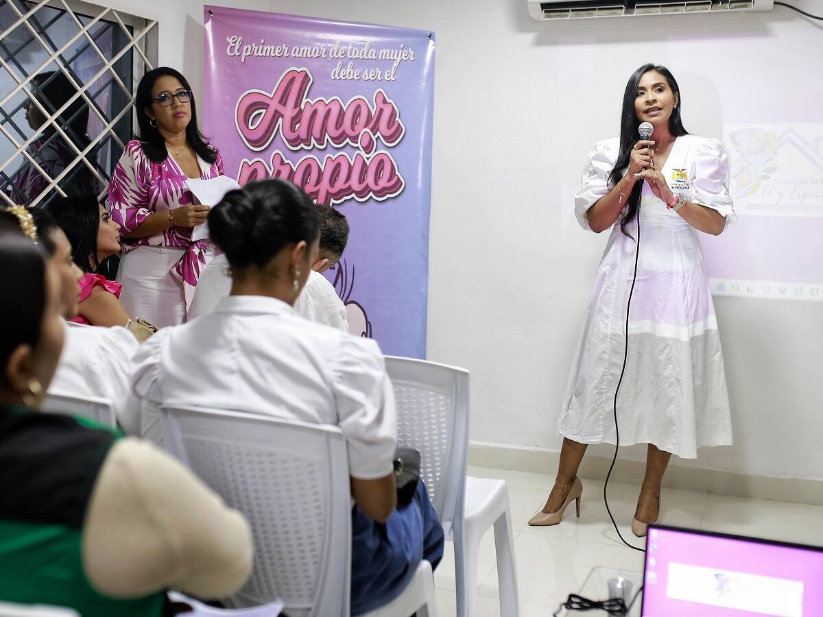 Casa de la Mujer en el Carmen abrió con dotación a taller de costura