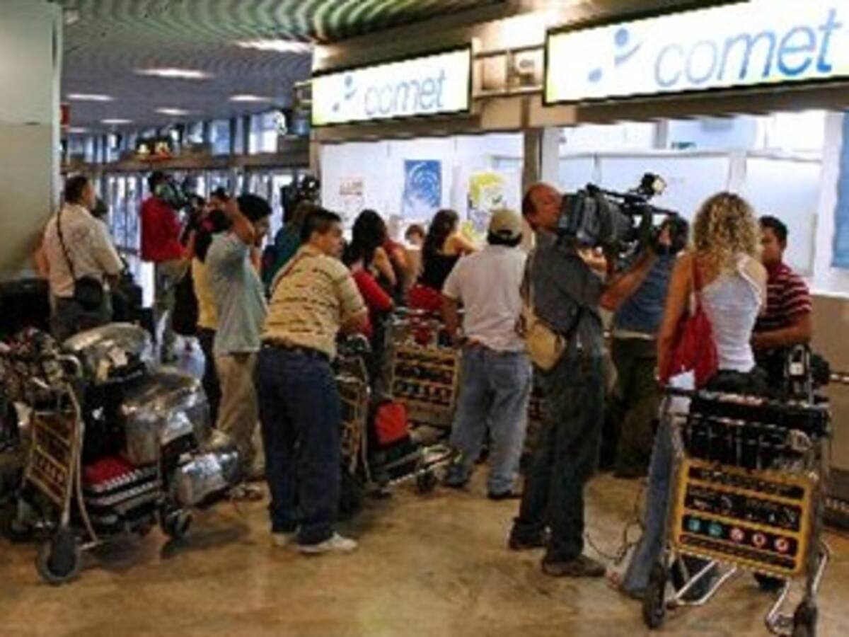Cincuenta colombianos varados en España por cierre de Air Comet