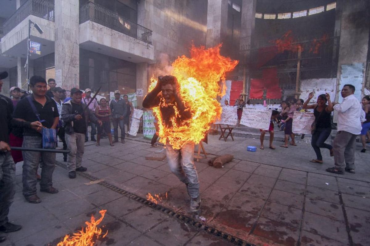 5 de diciembre 2014. El agricultor Agustín Gómez Pérez corre envuelto en llamas después de que él se encendió el fuego como una forma de protesta frente a la legislatura del estado de Chiapas, en Tuxtla Gutiérrez, México.