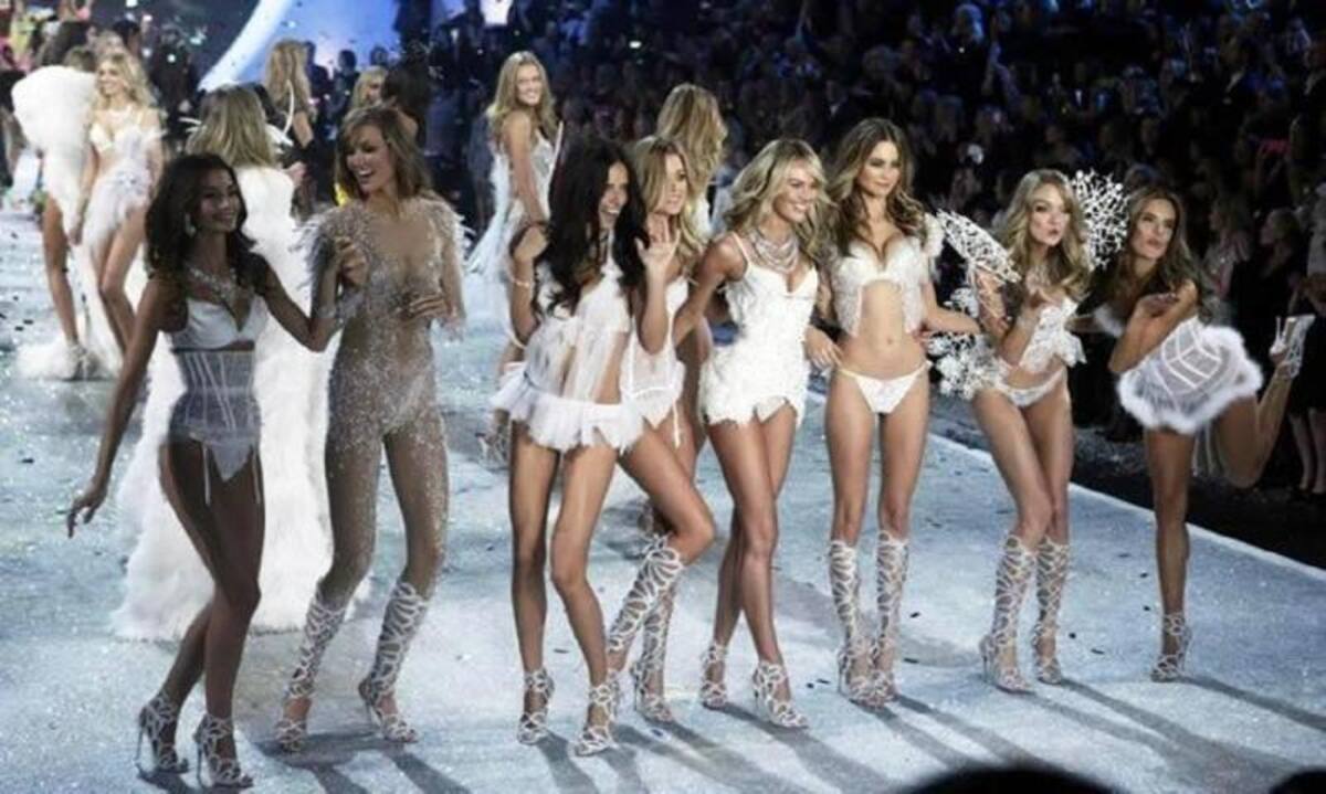 Varias modelos caminan por la pasarela en el desfile de la marca de lencería Victoria's Secret, en Lexington Armory, Nueva York