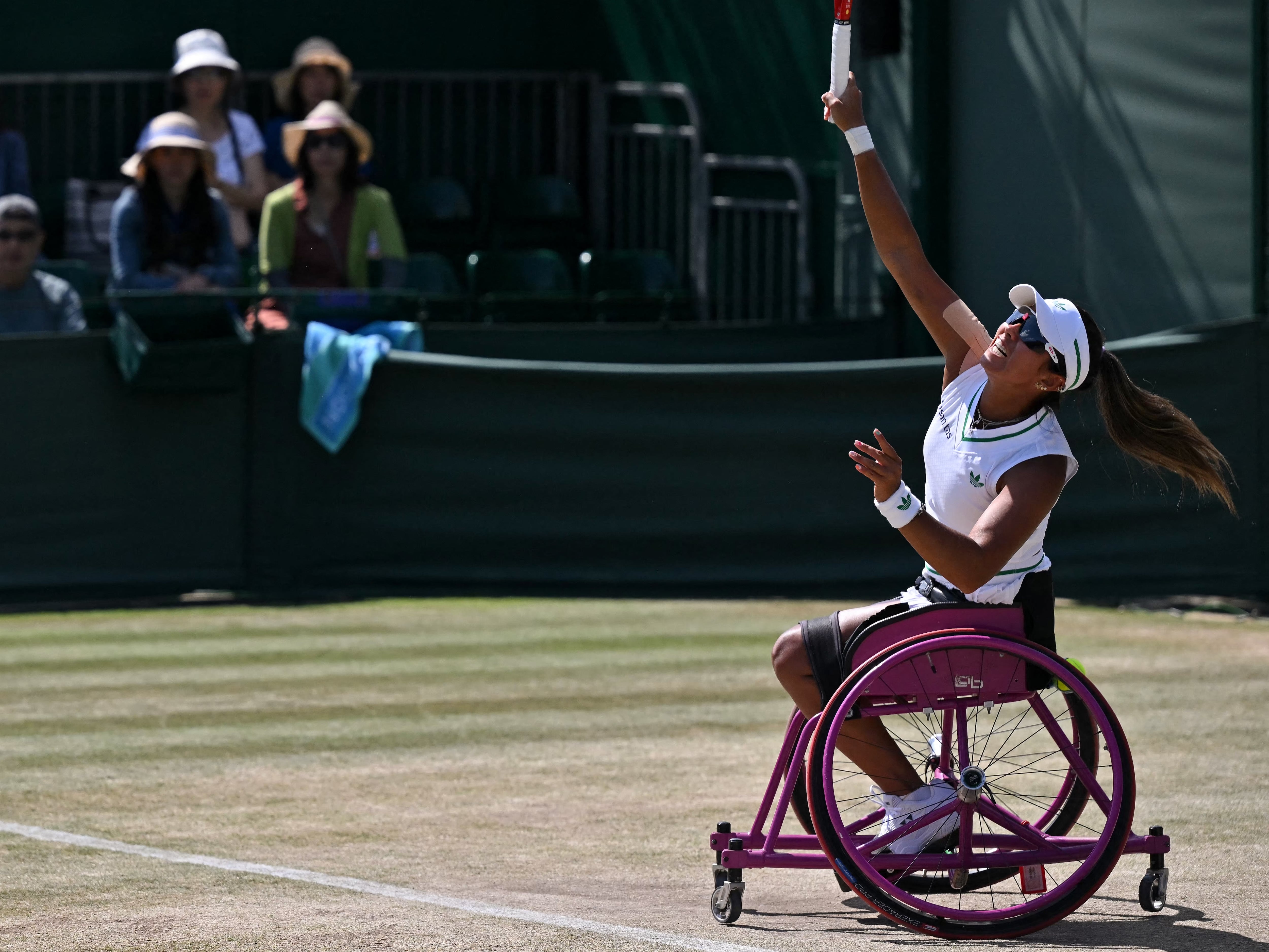 Angélica Bernal, tenista colombiana en silla de ruedas, durante su participación en Wimbledon. (Photo by Glyn KIRK / AFP) / RESTRICTED TO EDITORIAL USE (Photo by GLYN KIRK/AFP via Getty Images)