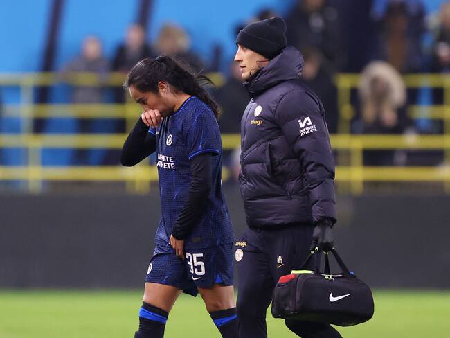 Mayra Ramírez se retira lesionada de su juego ante el Manchester City. (Photo by Alex Livesey - The FA/The FA via Getty Images)