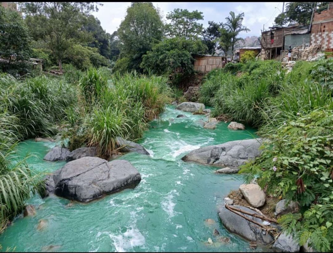 Coloración en la quebrada La Iguaná. Foto: cortesía Denuncias Antioquia
