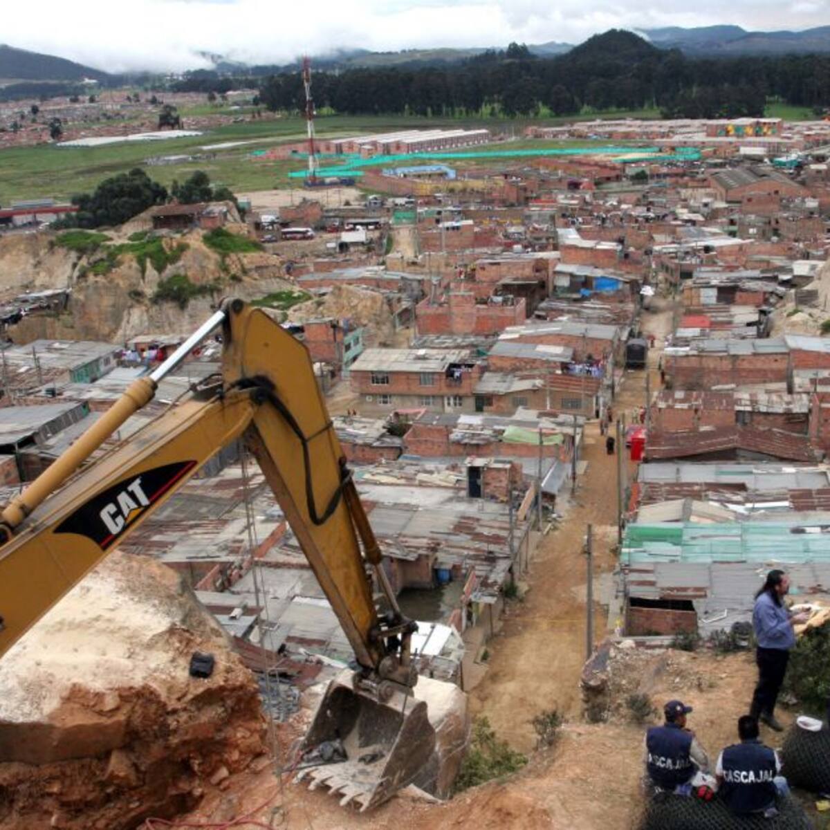 Tres familias se salvaron de milagro tras desplome de viviendas en Soacha