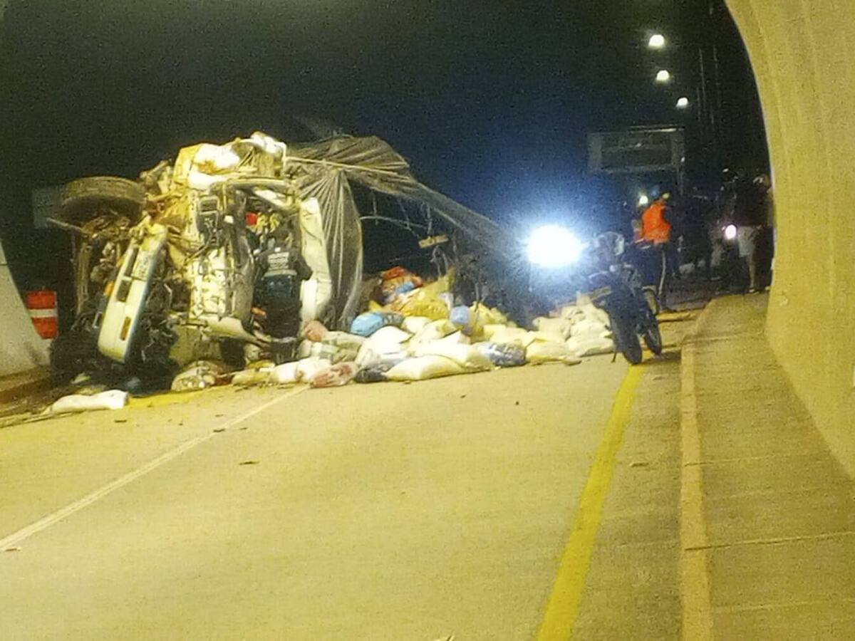 Habilitan paso controlado a un carril en la vía Calarcá – Cajamarca tras fatal accidente