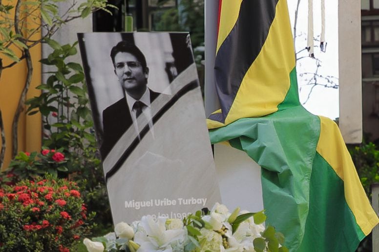 Así fue el homenaje al senador Miguel Uribe Turbay en la Gobernación de Santander. Foto: Gobernación de Santander. 