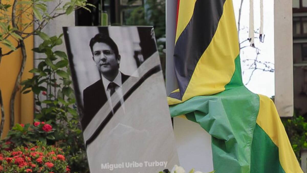 Así fue el homenaje al senador Miguel Uribe Turbay en la Gobernación de Santander