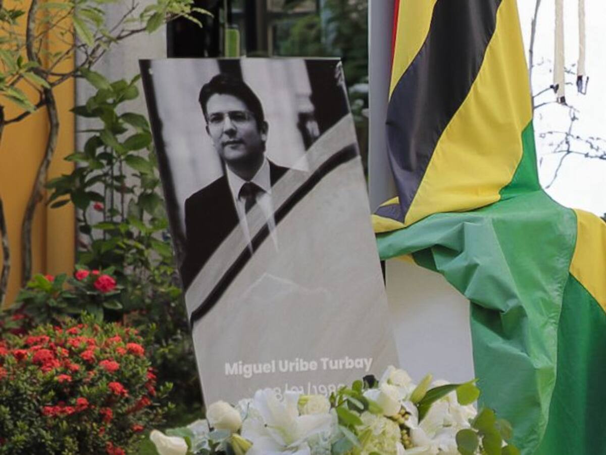 Así fue el homenaje al senador Miguel Uribe Turbay en la Gobernación de Santander