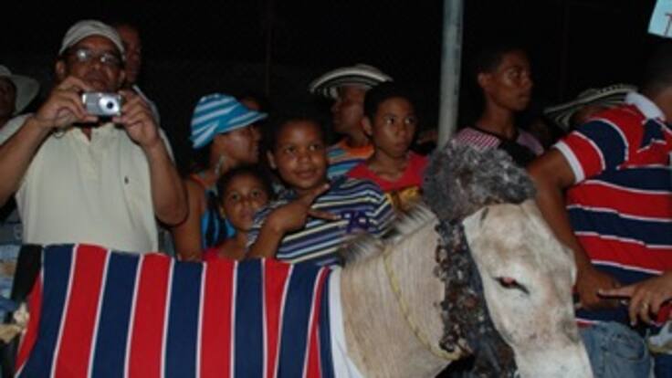 El disfraz del padre Lineros ganó en festival del burro en San Antero