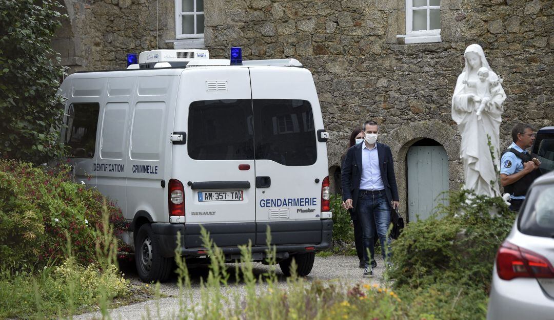 Las autoridades francesas durante el levantamiento del cadaver del sacerdote católico. 