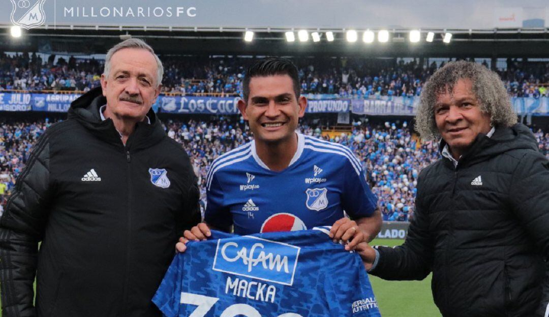 David Mackalister Silva festeja junto a Enrique Camacho y Alberto Gamero, presidente y técnico de Millonarios, sus 300 partidos en el equipo.