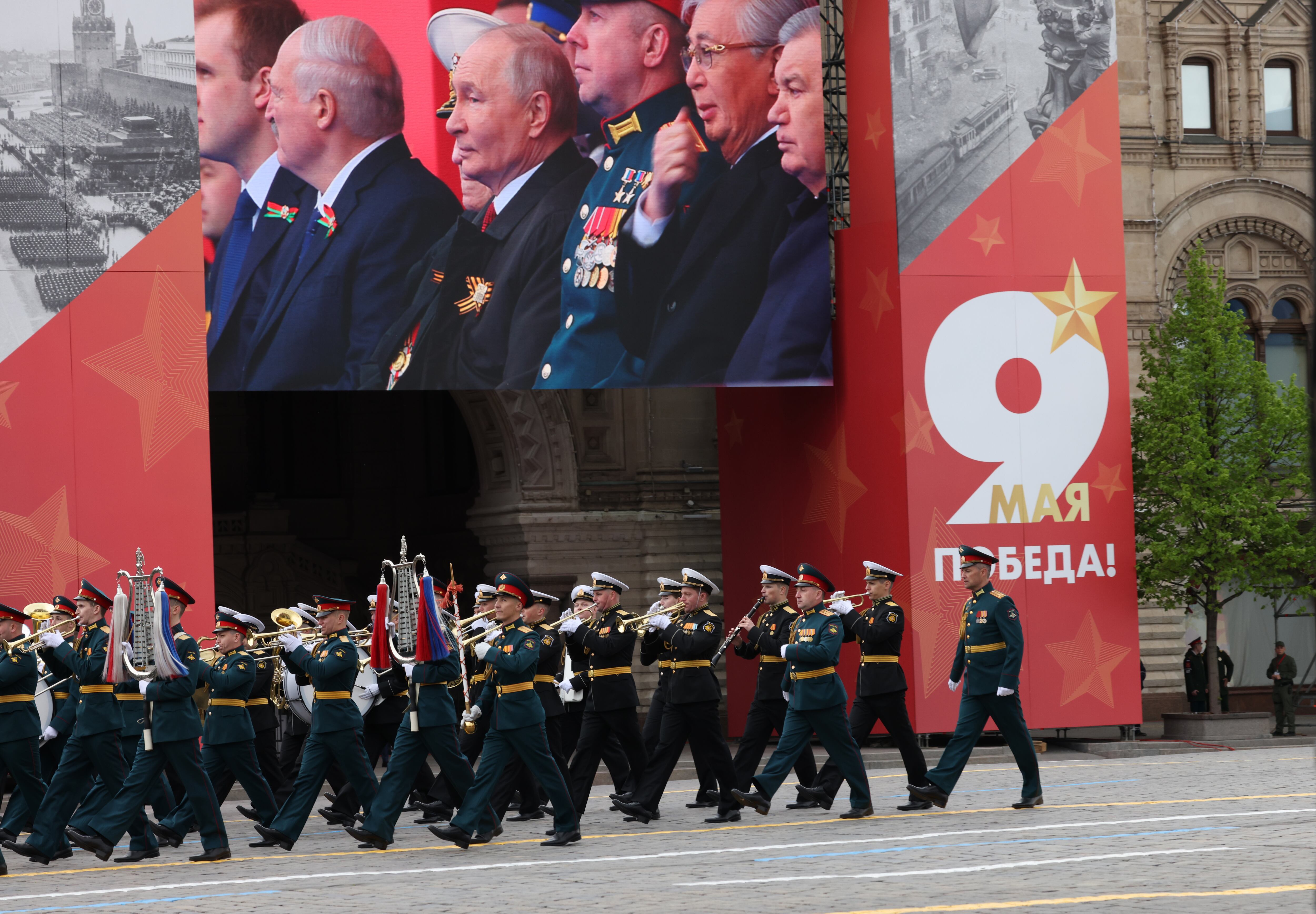 Unidades miltiares participan en el desfile en la Plaza Roja en Moscú durante la conmemoración del Día de la Victoria. 
(Foto:  Contributor/Getty Images)