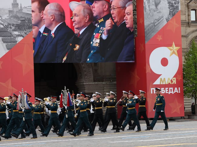 Unidades miltiares participan en el desfile en la Plaza Roja en Moscú durante la conmemoración del Día de la Victoria.
(Foto: Contributor/Getty Images)
