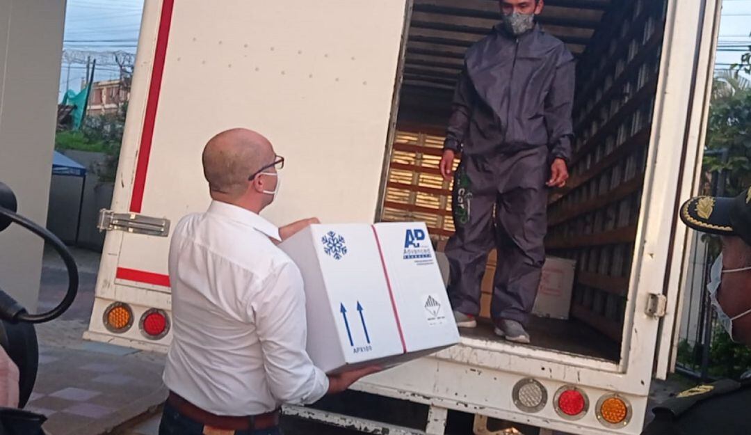 El secretario de salud del Tolima, Jorge Bolívar recibió la primera caja con las vacunas.  