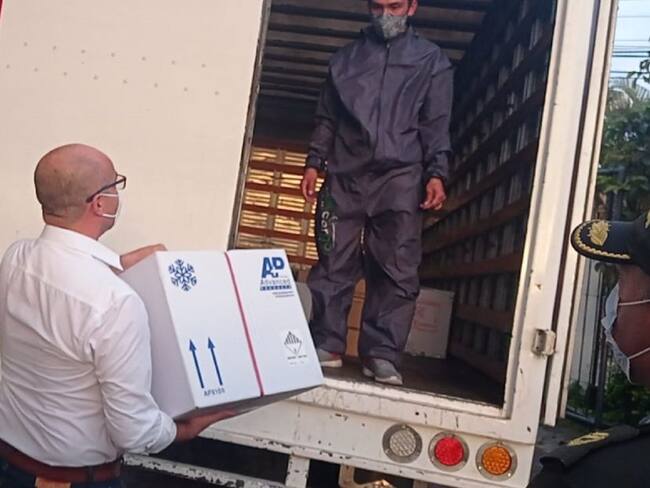 El secretario de salud del Tolima, Jorge Bolívar recibió la primera caja con las vacunas.