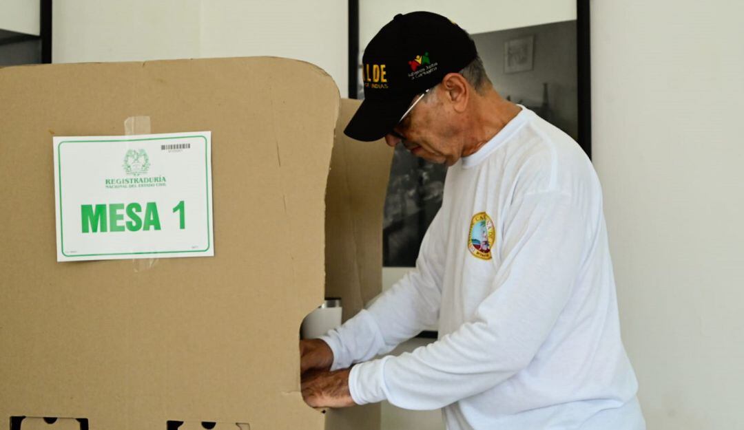 El mandatario ejerció su derecho al voto en el Claustro de la Merced de la Universidad de Cartagena