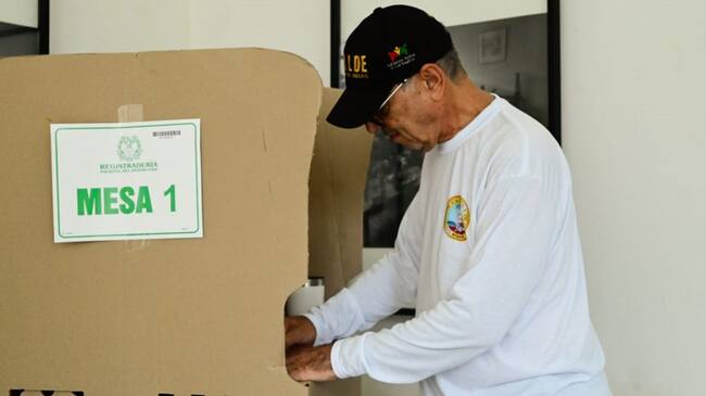 El mandatario ejerció su derecho al voto en el Claustro de la Merced de la Universidad de Cartagena