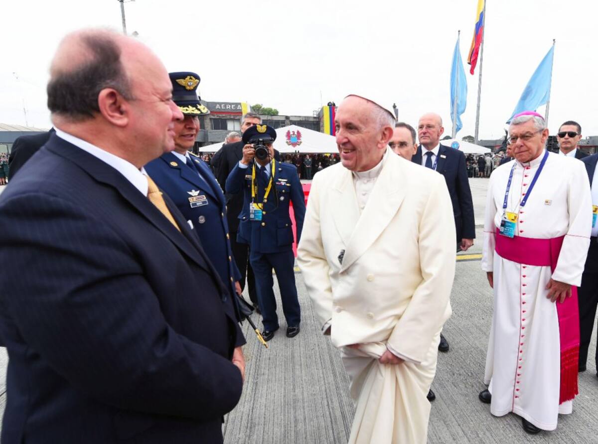 El sumo pontífice saluda al gabinete del Gobierno colombiano
