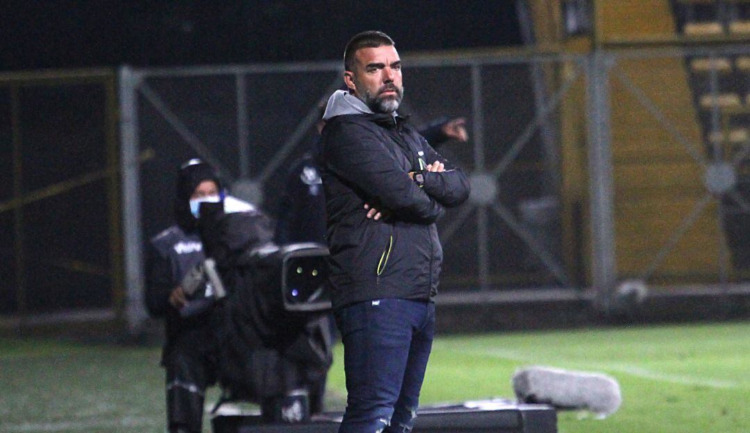 Martín Cardetti dirigiendo al Bogotá FC en 2021