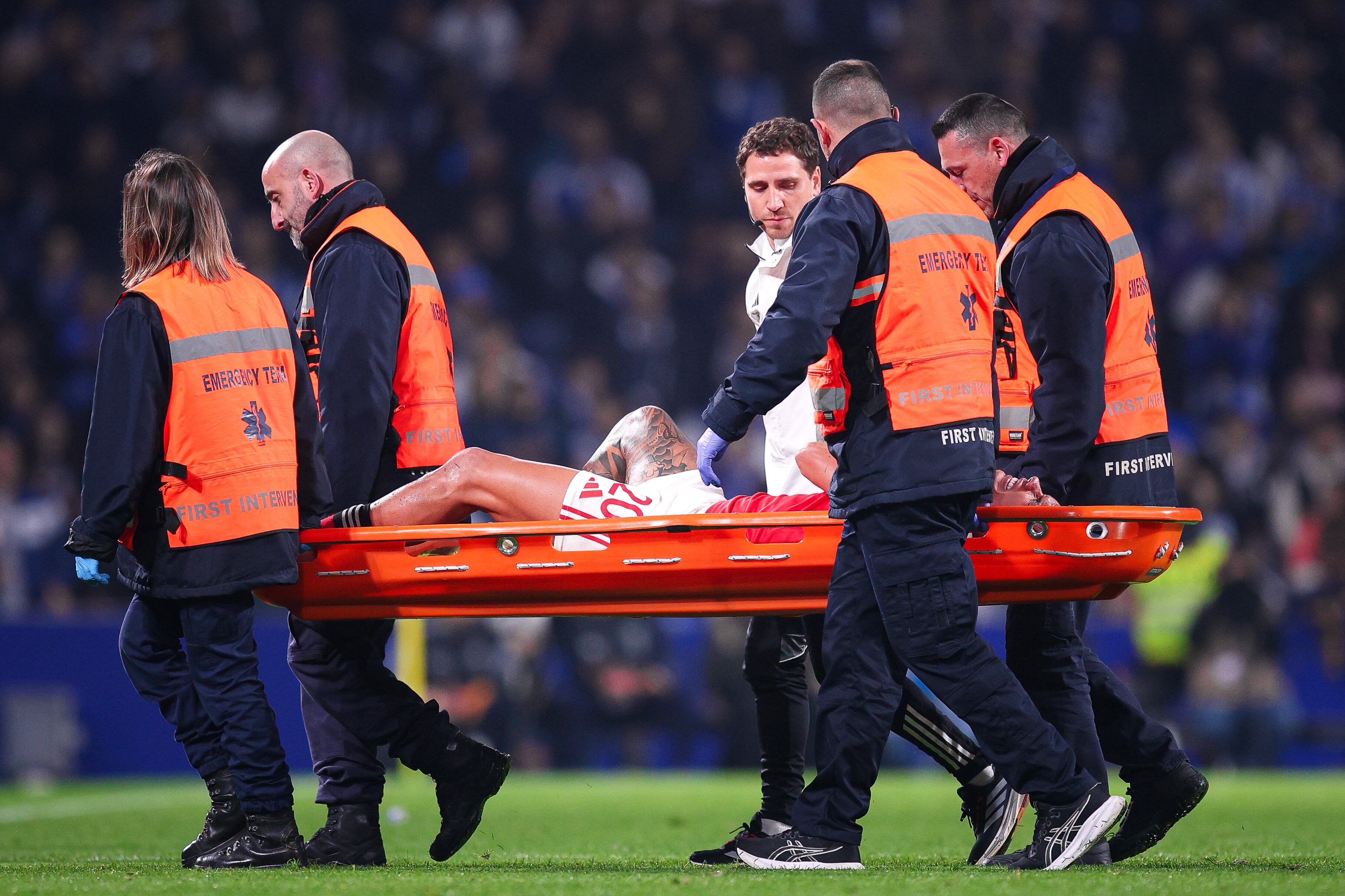 Richard Ríos abandona el campo de juego del Porto con una lesión en el hombro derecho. (Photo by Diogo Cardoso/Getty Images)