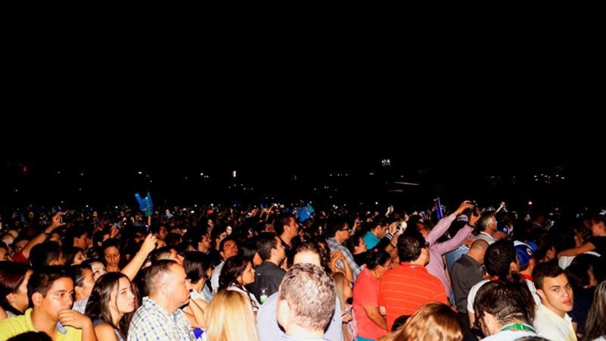 La sorpresa de la noche tuvo un toque muy loca: el artista Ángel Parra, de Tres y yo, acompañó a Juanes para cantar Campesina Santandereana.